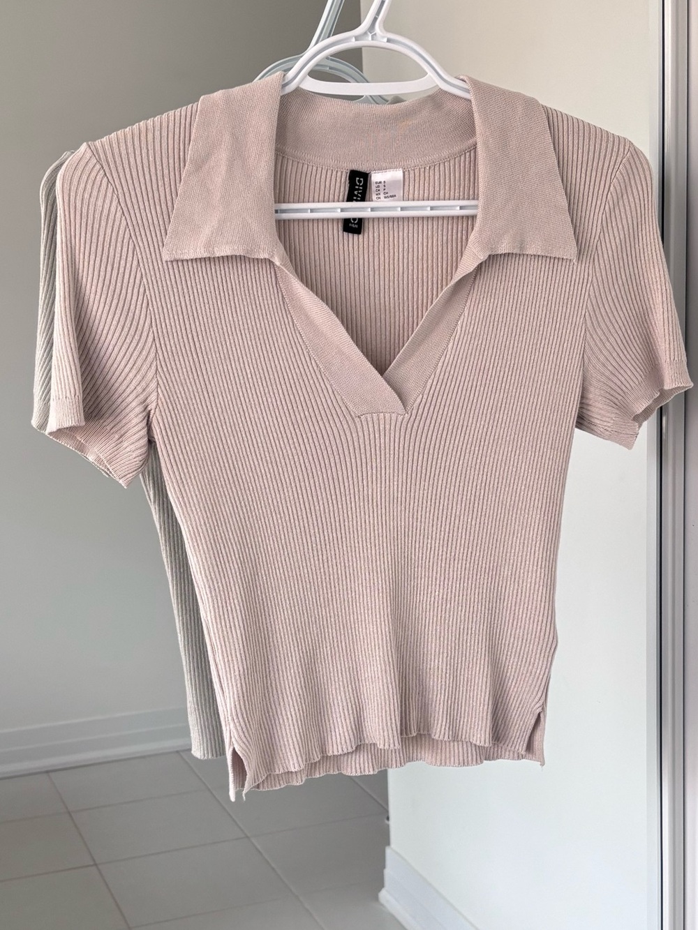 H&M Ribbed Polo Short Sleeve Ribbed V-Neck Top in Tan